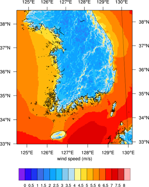 풍력기상자원에 대한 단기 예측 정보 예시 그림으로 남한에서의 풍속 공간분포입니다. 육상에서는 약 2~5m/s 풍속이 부는 반면, 해상에서는 4~7m/s 이상의 풍속이 불며, 육상과 해상 간 뚜렷한 차이를 보입니다. 또한, 육상은 산악지역이나 제주도와 같은 도서 지역에서 높은 풍속을 보이며, 먼 해상으로 갈수록 풍속이 강합니다. 